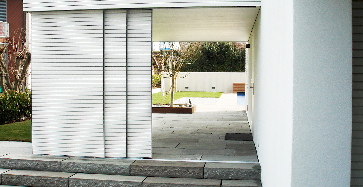 offener weisser Aluminium-Fensterladen bei Terrasse